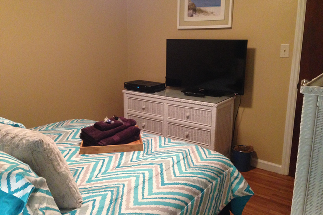 Bedroom - Room in house minutes from MUSC - utilities included!