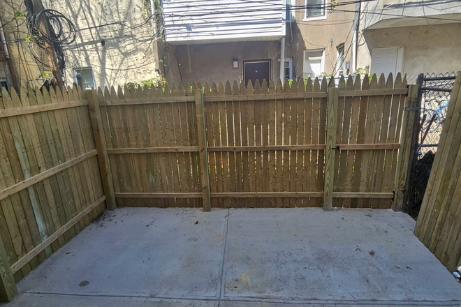 Backyard Patio - Walking Distance to Campus House