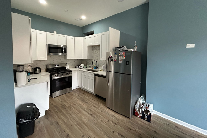Common Kitchen - 4 Large Full Service Rooms Available in the Heart of UIC - Central Location! All Male Apartment