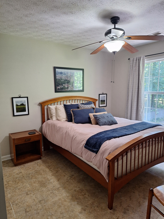 Furnished private bedroom with queen bed, full closet and blackout curtains - Nature Lovers Retreat - 2 Spacious Private Rooms and Full Bath House