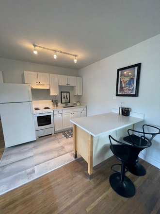 Kitchen - 1 bed / 1 bath in hip Riverside Park! Triplex