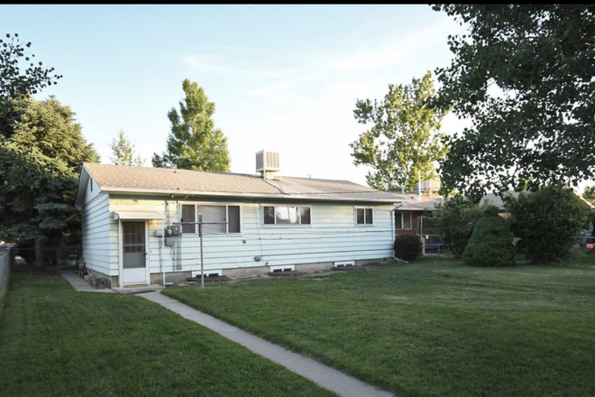 BackYard - 1 Room Available Now, Furnished 5 Bedroom 2 Bathroom House not far from campus