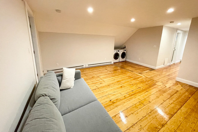 living room - 22 Parker Hill Ave !! 6 bed 2 bath !! Condo