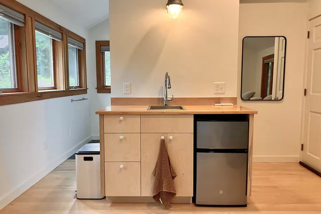 Kitchenette - Private Modern Studio (incl. util., no fees) Apartments