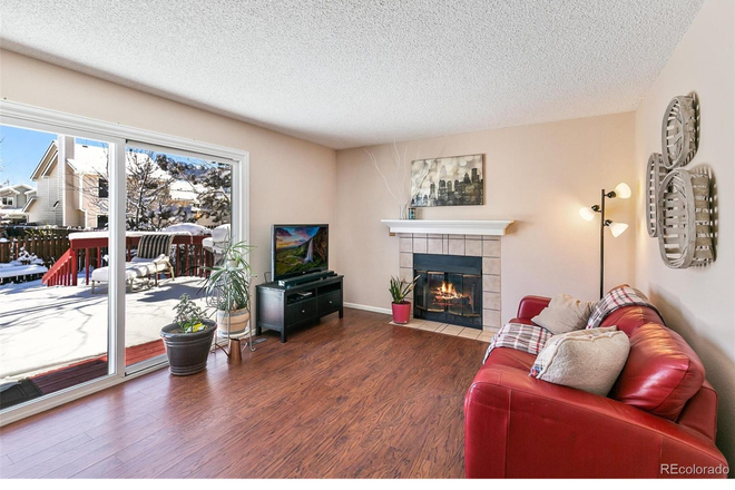 Sitting room with fireplace - 3BD 2.5BR home with large yard; close to Red Rocks + foothills