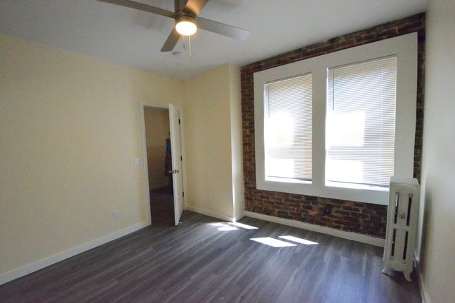 Call/text 602-317-9877 for a showing. - 9-1-26 / NO BROKER FEE / JUST LISTED RENOVATED 2BR WITH EXPOSED BRICK / LOOK AT PICS!