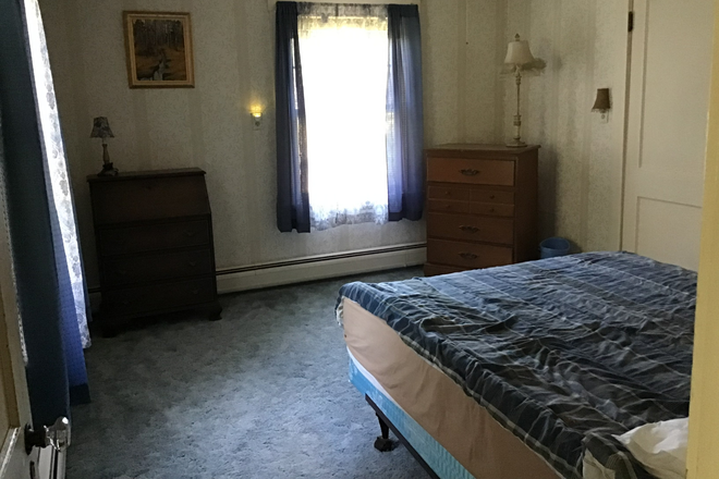 Blue Room - Private Bedrooms in Beautiful Neighborhood (shared housing) House