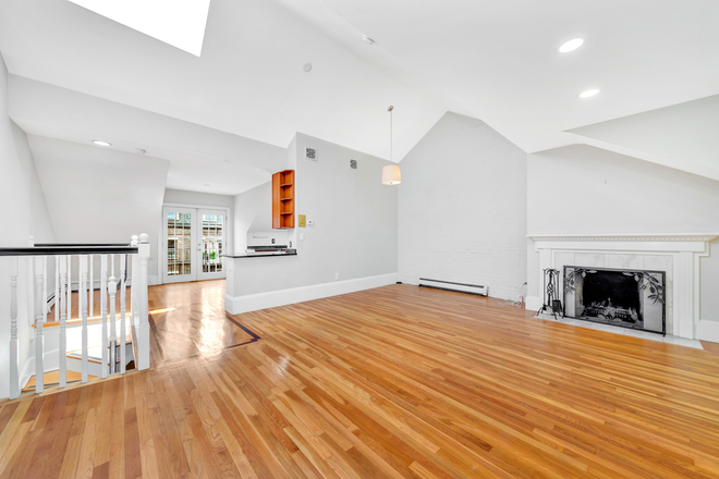 Call NOW for showings! 617-236-8600 - EAST SPRINGFIELD ST - LUXE PENTHOUSE 3BR/1.5BA AVAIL *9/1/2025* W/ IN UNIT LNDRY, H&HW INC, PRKNG!
