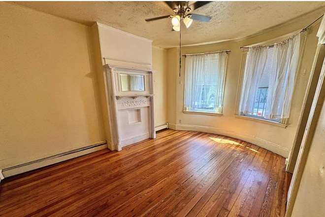 Living Space - South Huntington St 3 Bed No Living Room Apartments