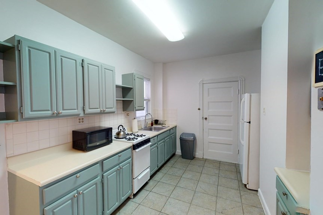kitchen - Huge 4 Bed / 1 Bath w/ Laundry in unit available 9/1/26!!