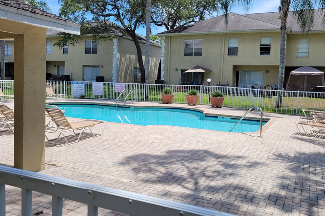 pool and outdoor lounge - Townhouse walk to campus Furnished Room Available MALE STUDENT Only