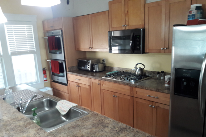 Double oven, stovetop, microwave, frig 1 - Nice Rooms for Grad Students House