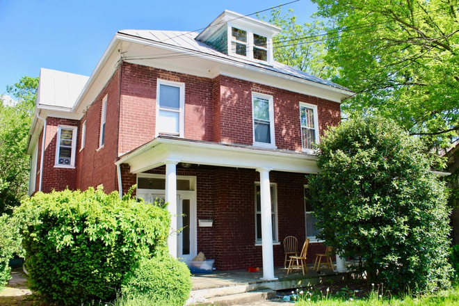 Front - 6 Bedroom downtown home!
