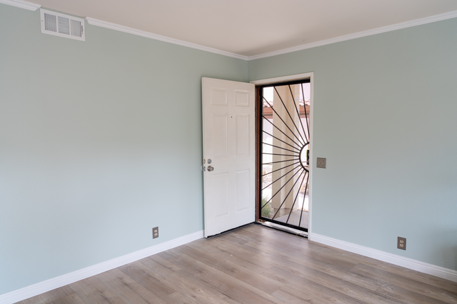 living room - 2b2b condo at the heart of UTC for rent (near UCSD)