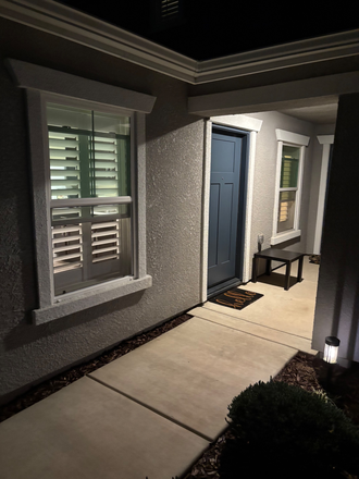 Private entrance - Private entrance room w/1 bed,bath and living room and fridge House