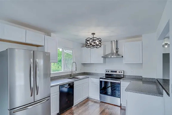 Kitchen - HOME- 20 Minutes to campus