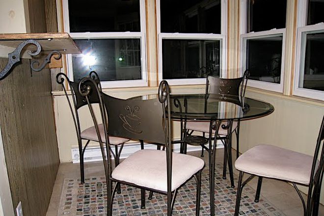 Breakfast nook - 3 Bedroom House Near the Big House