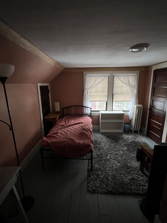 Third floor bedroom with walk in closet - Furnished room for rent next to campus House
