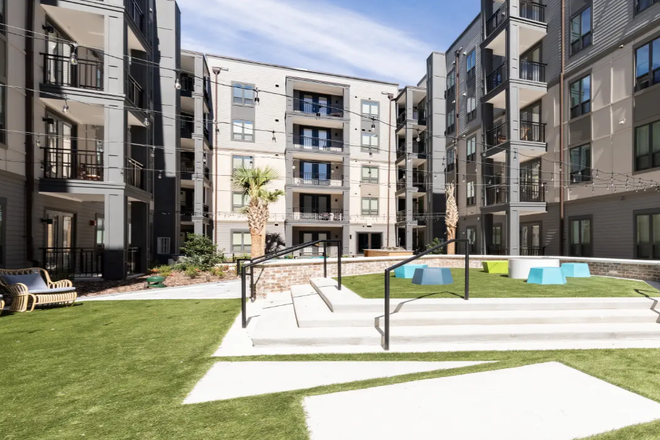 Courtyard - Theory Gainesville Apartments