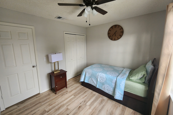 Room Pic - 1 Bedroom with parking nearby UCF House
