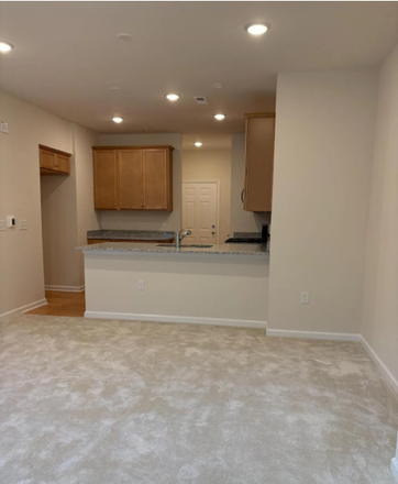 living room & kitchen - 2BR thome-Parker Blvd-Princeton Junction