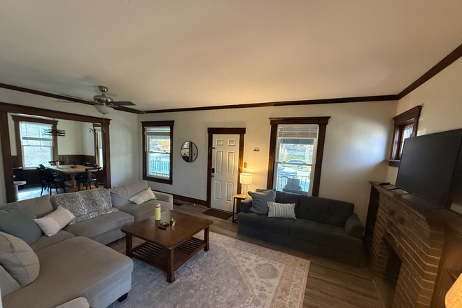 living room - House on the hill close to campus for spring 2026 sublease
