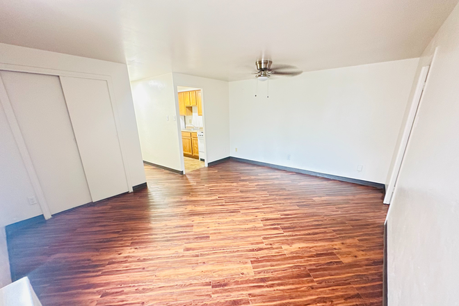 Living Room - Ellsworth Towers - 5700 Ellsworth Avenue Apartments
