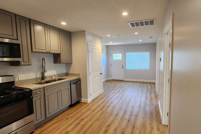 2bd 2bth 910 sft beautiful unit. - 1695 N Oxfard B Duplex