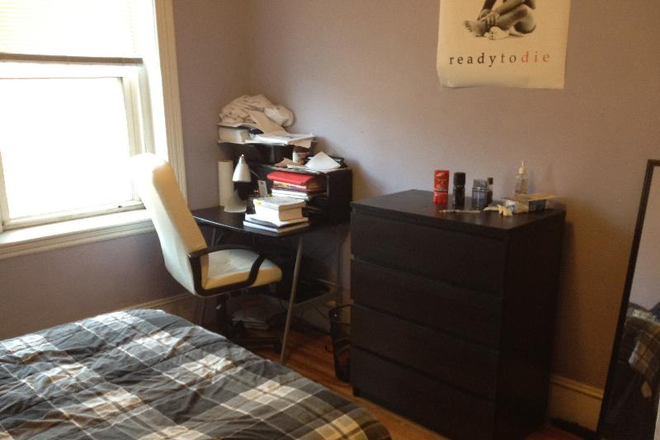 bedroom - Spacious Mission Hill 4 bed - for Sept 1 - NO FEE! Apartments