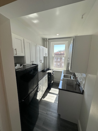 Hub Realty - Front facing renovated studio with dishwasher Apartments