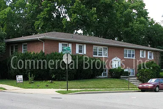 The apartment building from outside - 843 Hartford Street, 5 mins from campus! Apartments