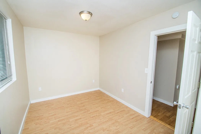 Bedroom - Single Bedroom for Rent on the Hill!! Apartments