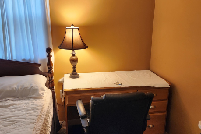 Computer Desk and Leather Chair - Beautiful Furnished Room - All Inclusive! House