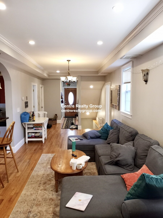 Living area - Renovated 6 bed with multiple private outdoor spaces on 2 levels! Duplex