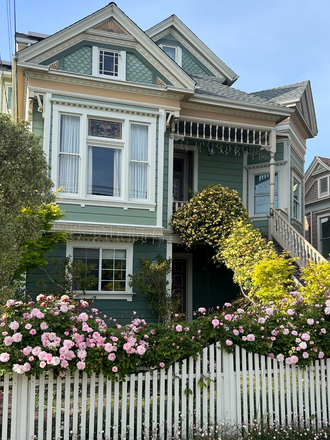 Front garden - Charming 4-BR Flat in Beautiful Victorian Duplex