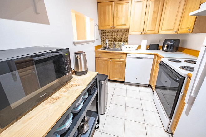 KITCHEN - COOLIDGE CORNER 2 BED MARION ST MOVE IN ***AUGUST 1 *INCL 1 GARAGE PKG Condo