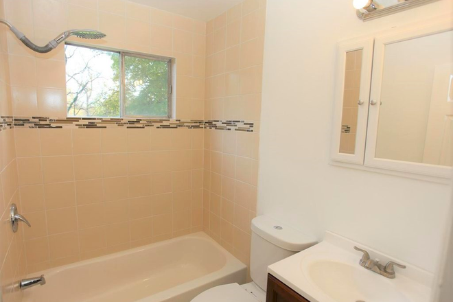 SHARED BATH - 10 minute walk to campus, private bedroom in 3-bed single family home