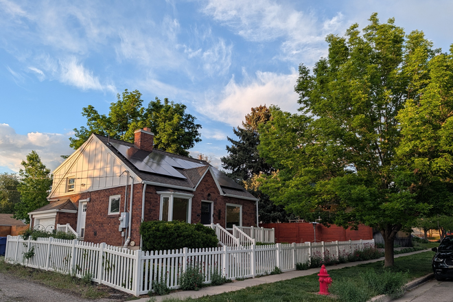 The house with the frontyard - 2 bedrooms in a house close to campus and Liberty Park