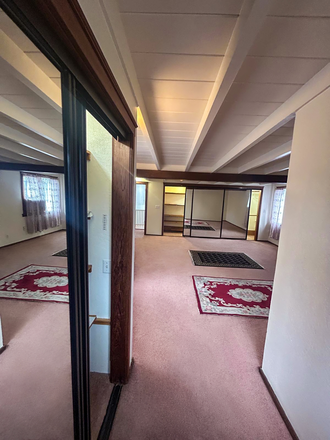 Studio Large # 1 - 25% Off First Month! Friendly All-Female Student Rooms/Studio Steps from Campus!
