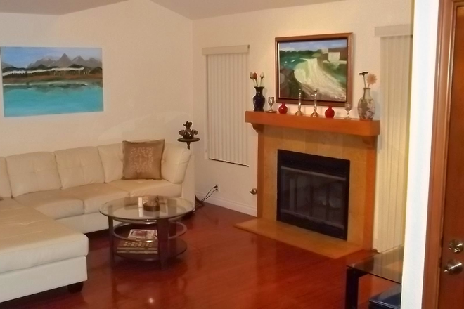Living Room - Luxury 3bd 2ba Townhouse close to UCSD, nearby busses and shopping center, view of Rose Canyon