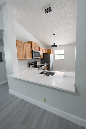  - Windwood East Boca 2/2 luxury finishes newly renovated near FAU