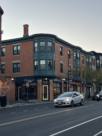 outside street view (please text for additional photos of the room) - Room available close to Northeastern and longwood area