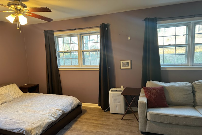 Living space/bedroom - Private lower level apartment, off Ponce and 285. Fenced in Backyard. Quiet neighborhood