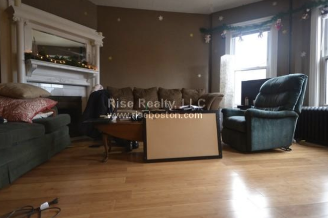 living room - 4 BED/2BATH (09/01/2024) PRIME LOCATION. RIGHT NEXT TO BU CAMPUS Duplex