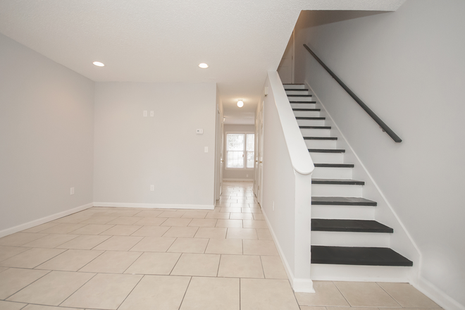 FRONT ENTRY VIEW INTO HOME - 2 BED 1.5 BATH TOWNHOUSE - JAMES ISLAND - APPROX 20 MIN TO MUSC - 20 MIN TO FOLLY BEACH