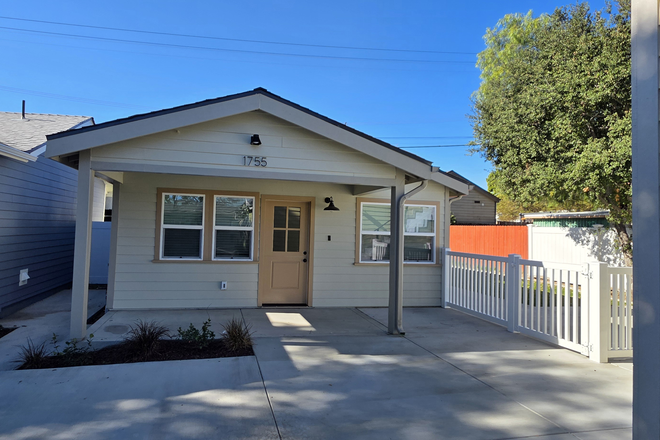Front yard - PASADENA OXFORD House