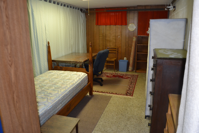 Looking into bedroom area - Safe Garden City: walk or bike to campus House