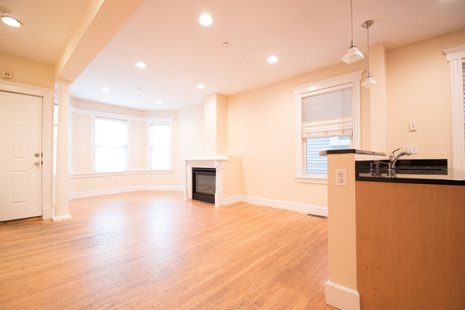 . - Stunning, Renovated 5 Bed / 3.5 Bath Duplex near campus w/ LAUNDRY IN UNIT! available 9/1/25!!