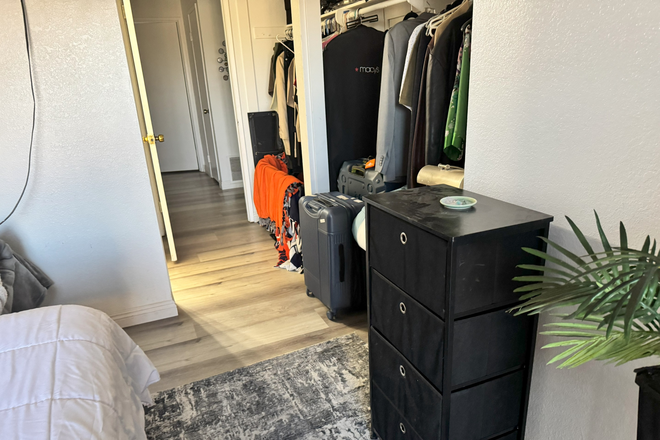 closet - Furnished room 4 rent House