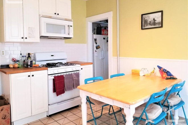 living - RENOVATED 3 BED IN COOLIDGE CORNER, WATER/SEWER INCLUDED! AVAIL 9/1/26! Apartments